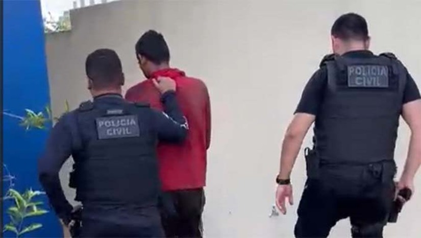 Imagem 1 -  A Polícia Civil do Rio Grande do Norte prendeu em flagrante, nesta quinta-feira (12), um homem de 30 anos suspeito de manter a companheira em cárcere privado no Sítio Cachoeira, zona rural de Caraúbas. A ação ocorreu após denúncias da população. No local, os policiais encontraram a vítima com marcas de agressão, que relatou ser impedida de sair de casa e ameaçada pelo companheiro. O suspeito foi levado à delegacia, autuado pelo crime e encaminhado ao sistema prisional, onde ficará à disposição da Justiça.