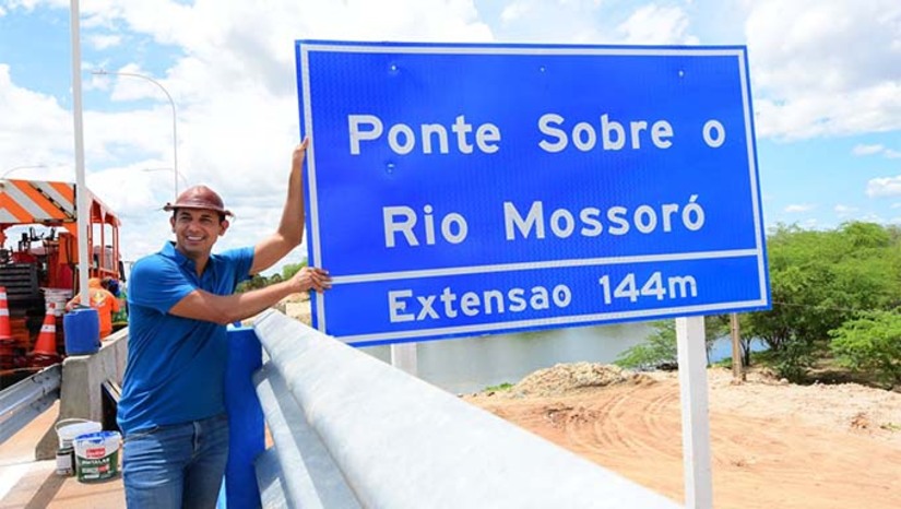 Imagem 1 - Nesta sexta-feira (13), o Complexo Viário 15 de Março recebe os ajustes finais para a inauguração no domingo (15), aniversário de Mossoró. A programação terá passeio ciclístico pela manhã, treinão de corrida à tarde e a solenidade oficial de entrega. A obra, a maior já realizada pela Prefeitura, liga as BRs 110 e 304 com 8 km de extensão, ciclovia, calçadão, iluminação em LED e uma ponte de 144 metros sobre o Rio Mossoró. Imagem 1 - Nesta sexta-feira (13), o Complexo Viário 15 de Março recebe os ajustes finais para a inauguração no domingo (15), aniversário de Mossoró. A programação terá passeio ciclístico pela manhã, treinão de corrida à tarde e a solenidade oficial de entrega. A obra, a maior já realizada pela Prefeitura, liga as BRs 110 e 304 com 8 km de extensão, ciclovia, calçadão, iluminação em LED e uma ponte de 144 metros sobre o Rio Mossoró.