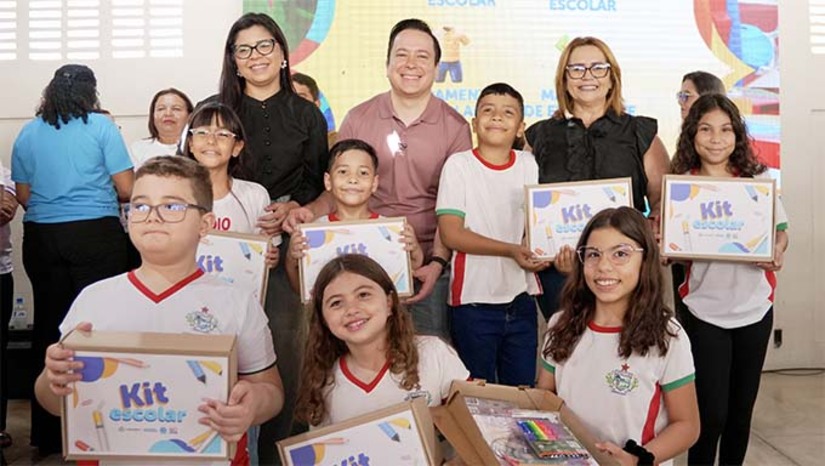 Imagem 1 -  A Prefeitura de Caraúbas realizou a entrega simbólica de materiais e equipamentos para a rede municipal de ensino, com investimento superior a R$ 640 mil. A ação inclui uniformes, kits escolares, mobília, materiais de expediente e equipamentos de informática. O prefeito Givago Barreto destacou que o objetivo é melhorar a estrutura das escolas, oferecer mais conforto aos alunos e melhores condições de trabalho aos profissionais.