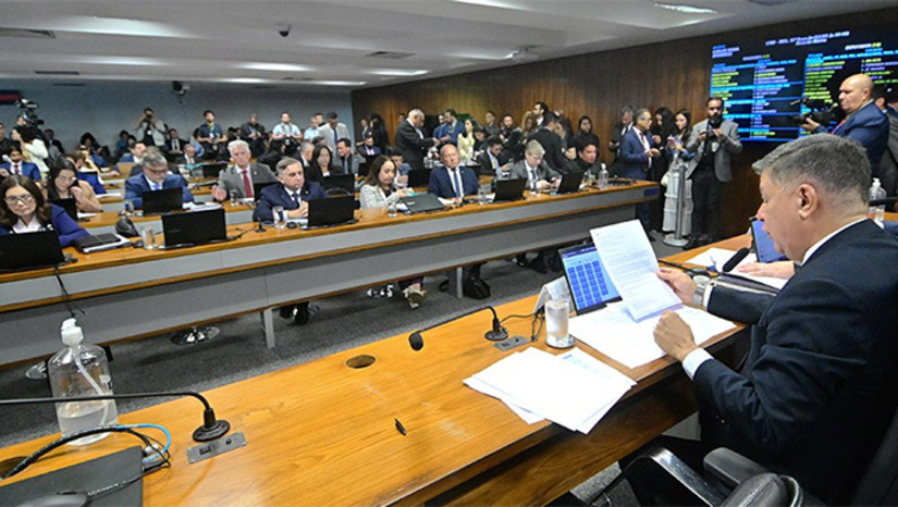 Imagem 1 -  Até ontem, eram oito os blindados por habeas corpus do STF. Além de uma decisão que derrubou a quebra do sigilo bancário da principal amiga de Fábio Luís, o “Lulinha”, filho do presidente da República e a cada dia mais enrolado nas citações. Os blindados com HC são os que deveriam abrir as bocas e contar a roubalheira contra os aposentados no último Governo e, principalmente, no atual. Entre eles, Milton Baptista, do Sindnapi – onde é vice-presidente Frei Chico, irmão do presidente Lula da Silva; além de dois ex-presidentes do INSS, como o último, que foi demitido, Alessandro Stefanutto.  Mais, na COLUNA ESPLANADA