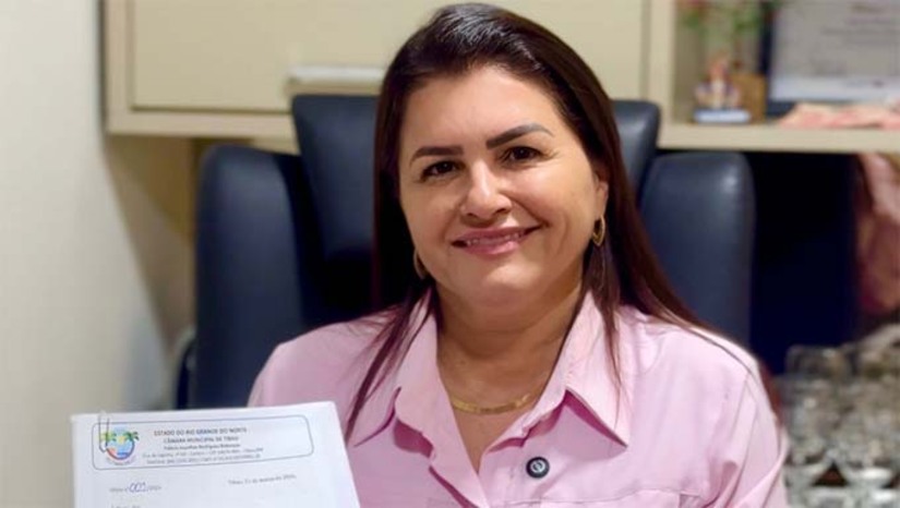 Imagem 1 -  De acordo com a prefeita Lidiane Marques, a medida reforça o compromisso da gestão municipal com a valorização dos profissionais da educação. A gestora ressaltou ainda que os avanços na educação municipal vão além da valorização salarial. Nos últimos anos, o Município tem investido na melhoria da infraestrutura das escolas, na ampliação e climatização de salas de aula, na formação continuada dos professores, além de garantir merenda de qualidade, distribuição de material escolar e fardamento para os estudantes da rede municipal.
