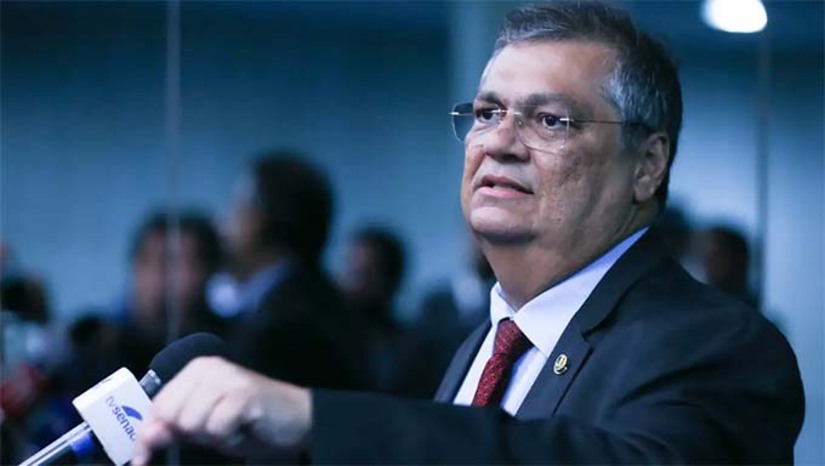 Imagem 1 -  O ministro Flávio Dino, do Supremo Tribunal Federal, decidiu em liminar que a aposentadoria compulsória não pode mais ser usada como punição para magistrados, com base na Emenda Constitucional 103. Segundo ele, em casos de infrações graves, a penalidade deve ser a perda do cargo. A decisão ainda será analisada pelo plenário do STF e ocorreu após um caso envolvendo um juiz punido pelo Tribunal de Justiça do Rio de Janeiro, cuja sanção havia sido confirmada pelo Conselho Nacional de Justiça.