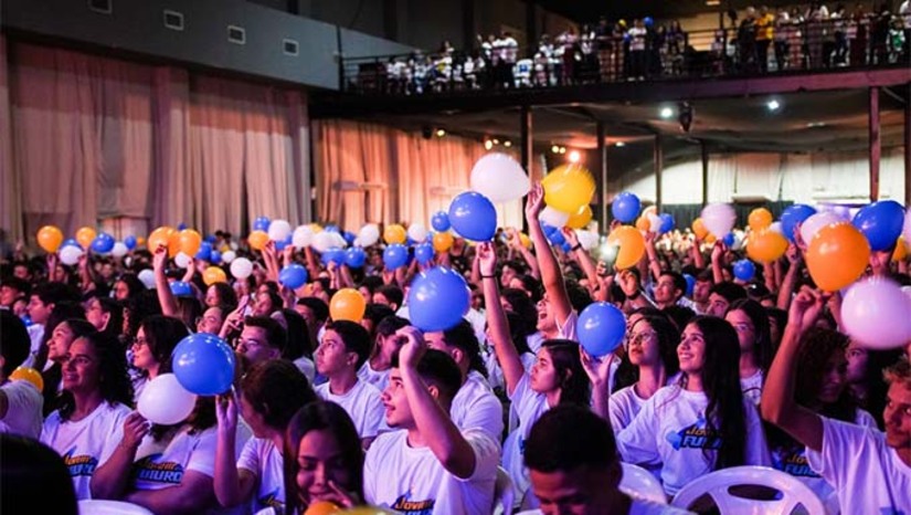 Imagem 1 -  A Prefeitura de Mossoró realiza, nesta quarta-feira (18), a formatura de cerca de 1.200 jovens participantes do programa “Jovem do Futuro”, no Thermas Hall, a partir das 18h. A iniciativa, coordenada pela Secretaria de Assistência Social, oferece 32 cursos de capacitação em parceria com instituições como UERN, Ufersa e o Sistema S, além de bolsa mensal de R$ 350 durante quatro meses. Criado em 2022, o programa já formou aproximadamente 3.500 jovens e segue ampliando oportunidades de qualificação e inserção no mercado de trabalho.