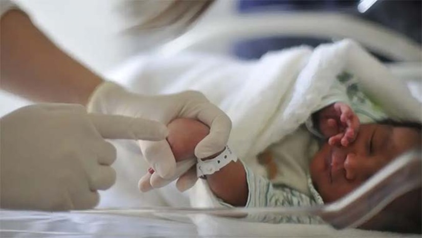 Imagem 1 -  Segundo o Fundo das Nações Unidas para a Infância (Unicef), um conjunto de políticas adotadas pelo país têm diminuído as mortes preveníveis de crianças, em consonância com a tendência global. Entre as políticas públicas citadas para este resultado, está o Programa Saúde da Família, o Programa de Agentes Comunitários de Saúde, a Política Nacional de Atenção Básica e a expansão da rede pública de saúde. Juntas, essas iniciativas que ajudaram a promover a saúde de mães, bebês e crianças desde os anos 1990 e foram operacionalizadas com o apoio da sociedade brasileira e de organizações internacionais, como o próprio Unicef.