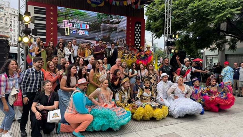 Imagem 1 -  Representando o município, o secretário de Cultura, Cícero França, participou de atividades institucionais e culturais, destacando a importância do evento para o fortalecimento do turismo e da economia local. Na oportunidade, o público teve uma visão geral do “Mossoró Cidade Junina”, sua dimensão cultural, histórica e turística. E ainda, os elementos tradicionais das festas juninas nordestinas, como a quadrilha, a música e as manifestações populares.