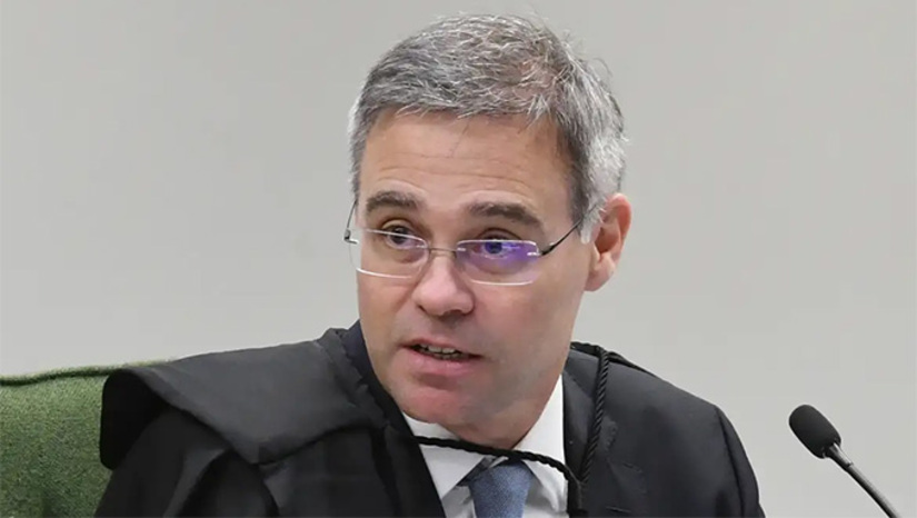 Imagem 1 - O real motivo que levou o ministro André Mendonça, do STF, a lacrar a sala-cofre da CPMI do INSS é a alta tecnologia usada pelos mais espertos da Casa atrás de informações sobre o “banqueiro” Daniel Vorcaro. Os visitantes autorizados – assessores parlamentares e congressistas – deixam, por regra, os celulares com os policiais legislativos. Mas alguns deles, acredite, entraram com óculos com micro-câmeras e gravaram o que queriam em vídeo e fotos. Há informes de que o modelo usado é o Ray-Ban Meta Wayfarer, que hoje custa R$ 4 mil nas lojas de Brasília. Alertado, o ministro deu a canetada e parou com a diversão. Imagem 1 - O real motivo que levou o ministro André Mendonça, do STF, a lacrar a sala-cofre da CPMI do INSS é a alta tecnologia usada pelos mais espertos da Casa atrás de informações sobre o “banqueiro” Daniel Vorcaro. Os visitantes autorizados – assessores parlamentares e congressistas – deixam, por regra, os celulares com os policiais legislativos. Mas alguns deles, acredite, entraram com óculos com micro-câmeras e gravaram o que queriam em vídeo e fotos. Há informes de que o modelo usado é o Ray-Ban Meta Wayfarer, que hoje custa R$ 4 mil nas lojas de Brasília. Alertado, o ministro deu a canetada e parou com a diversão.