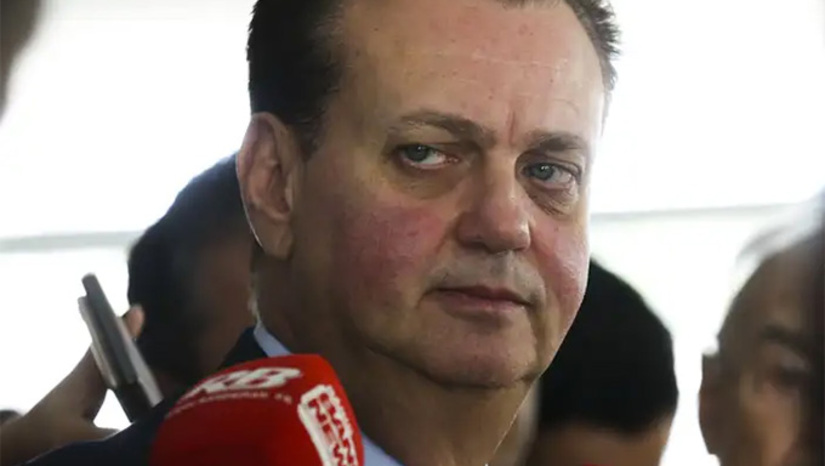 Imagem 1 - Chefão do PSD, Gilberto Kassab notou a rápida ascensão de Ratinho Junior nas sondagens presidenciais e não quis jogo com Flávio Bolsonaro (PL). O Zero Um de Jair Bolsonaro esperava um sinal de indicação para vice, e não obteve. Ratinho Junior será o candidato a presidente pelo PSD e o vice ideal é Ronaldo Caiado (PSD), o governador do Goiás – mas nem tanto. Caiado não quer aparecer ofuscado numa chapa nacional – seria o sonho de Kassab. O mais pragmático candidato presidencial de direita desde os debates de 1989 bate pé, porém foi superado internamente pelo governador do Paraná que está pontuando bem melhor em todas as pesquisas nacionais, até nas espontâneas. Para fortalecer a chapa, Kassab agora procura nome de outro partido. Imagem 1 - Chefão do PSD, Gilberto Kassab notou a rápida ascensão de Ratinho Junior nas sondagens presidenciais e não quis jogo com Flávio Bolsonaro (PL). O Zero Um de Jair Bolsonaro esperava um sinal de indicação para vice, e não obteve. Ratinho Junior será o candidato a presidente pelo PSD e o vice ideal é Ronaldo Caiado (PSD), o governador do Goiás – mas nem tanto. Caiado não quer aparecer ofuscado numa chapa nacional – seria o sonho de Kassab. O mais pragmático candidato presidencial de direita desde os debates de 1989 bate pé, porém foi superado internamente pelo governador do Paraná que está pontuando bem melhor em todas as pesquisas nacionais, até nas espontâneas. Para fortalecer a chapa, Kassab agora procura nome de outro partido.