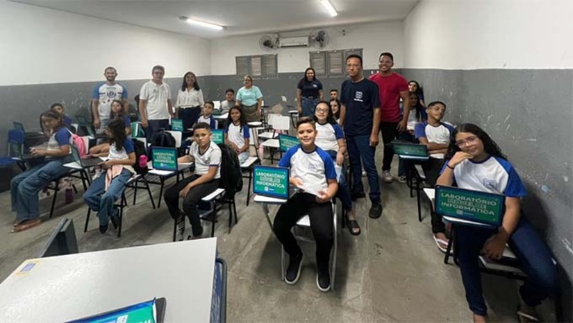 Imagem 1 -  Foram adquiridos 230 chromebooks para montagem dos 7 laboratórios móveis de informática, que já estão sendo utilizados, promovendo inclusão tecnológica para todos os alunos.  Além da distribuição dos equipamentos, a gestão municipal também fez adesão às Diretrizes Curriculares do Ensino de Computação na Educação Básica do Rio Grande do Norte, garantindo a inserção da cultura digital no processo de ensino-aprendizagem.