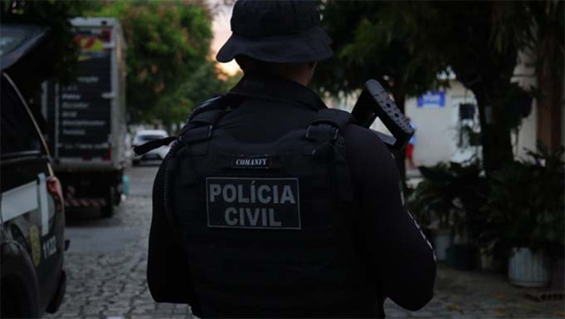 Imagem 1 - A Polícia Civil do RN concluiu a investigação de um homicídio ocorrido em fevereiro de 2026, em Macau, e indiciou um policial militar como autor do crime. A vítima foi baleada no abdômen durante um evento, chegou a ser socorrida, mas não resistiu. Testemunhas e imagens apontaram o militar como responsável, e a arma utilizada foi apreendida para perícia. O suspeito alegou legítima defesa, mas, diante das provas reunidas, foi indiciado e permanece à disposição da Justiça. Imagem 1 - A Polícia Civil do RN concluiu a investigação de um homicídio ocorrido em fevereiro de 2026, em Macau, e indiciou um policial militar como autor do crime. A vítima foi baleada no abdômen durante um evento, chegou a ser socorrida, mas não resistiu. Testemunhas e imagens apontaram o militar como responsável, e a arma utilizada foi apreendida para perícia. O suspeito alegou legítima defesa, mas, diante das provas reunidas, foi indiciado e permanece à disposição da Justiça.