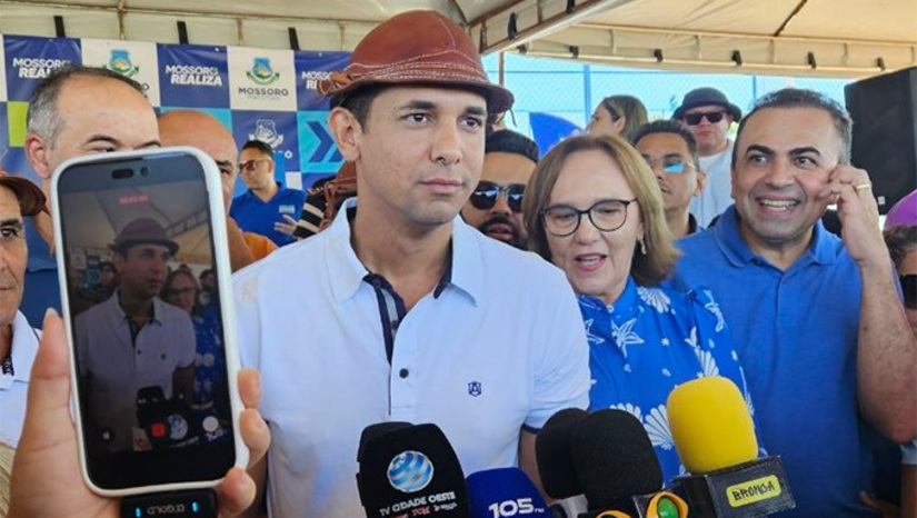 Imagem 1 - Com a formalização deste contrato, a Nacional Incorporadora e Construtora Ltda, do empresário Junior Rebouças, fica autorizada a fazer o isolamento do quarteirão e iniciar o processo de licenciamento para demolição do Estádio Manoel Leonardo Nogueirão. No contrato, a Prefeitura repassa ao Rebouças a área de quase 40 mil metros quadrados na área mais valorizada de Mossoró por 35 anos e, em troca, o Rebouças constrói o Estádio para 15 mil torcedores e um Centro Administrativo para a Prefeitura Municipal de Mossoró, num investimento superior a R$ 215 milhões nos próximos 3 anos. Imagem 1 - Com a formalização deste contrato, a Nacional Incorporadora e Construtora Ltda, do empresário Junior Rebouças, fica autorizada a fazer o isolamento do quarteirão e iniciar o processo de licenciamento para demolição do Estádio Manoel Leonardo Nogueirão. No contrato, a Prefeitura repassa ao Rebouças a área de quase 40 mil metros quadrados na área mais valorizada de Mossoró por 35 anos e, em troca, o Rebouças constrói o Estádio para 15 mil torcedores e um Centro Administrativo para a Prefeitura Municipal de Mossoró, num investimento superior a R$ 215 milhões nos próximos 3 anos.