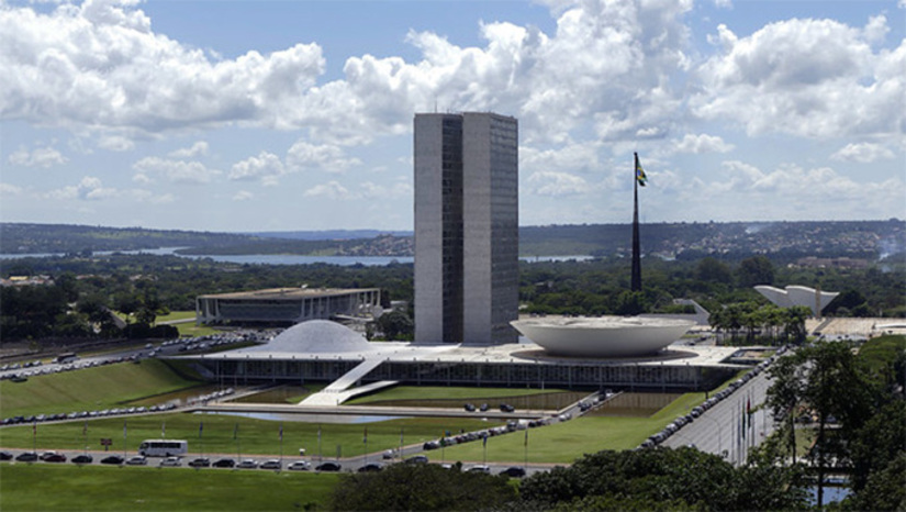 Imagem 1 - A decisão dos presidentes do Senado e Câmara, Davi Alcolumbre e Hugo Motta, de restringir o acesso ao Congresso pela Chapelaria apenas a deputados e senadores, e outras autoridades, já causa alvoroço entre servidores e parlamentares. Os gabinetes foram surpreendidos ontem com e-mail com novas regras. Os acessos de visitantes por táxi, uber, carros particulares ou a pé serão pelos Anexos. Servidores receiam que isso cause um “congestionamento” diário nas portarias laterais. Enquanto seus chefes, as excelências, vão chegar de BMW, Mercedes, Audi, Volvo e outros carros que desfilam pela Chapelaria todos os dias. Com exceção de Luiza Erundina, que tem um Fiat Elba. Imagem 1 - A decisão dos presidentes do Senado e Câmara, Davi Alcolumbre e Hugo Motta, de restringir o acesso ao Congresso pela Chapelaria apenas a deputados e senadores, e outras autoridades, já causa alvoroço entre servidores e parlamentares. Os gabinetes foram surpreendidos ontem com e-mail com novas regras. Os acessos de visitantes por táxi, uber, carros particulares ou a pé serão pelos Anexos. Servidores receiam que isso cause um “congestionamento” diário nas portarias laterais. Enquanto seus chefes, as excelências, vão chegar de BMW, Mercedes, Audi, Volvo e outros carros que desfilam pela Chapelaria todos os dias. Com exceção de Luiza Erundina, que tem um Fiat Elba.