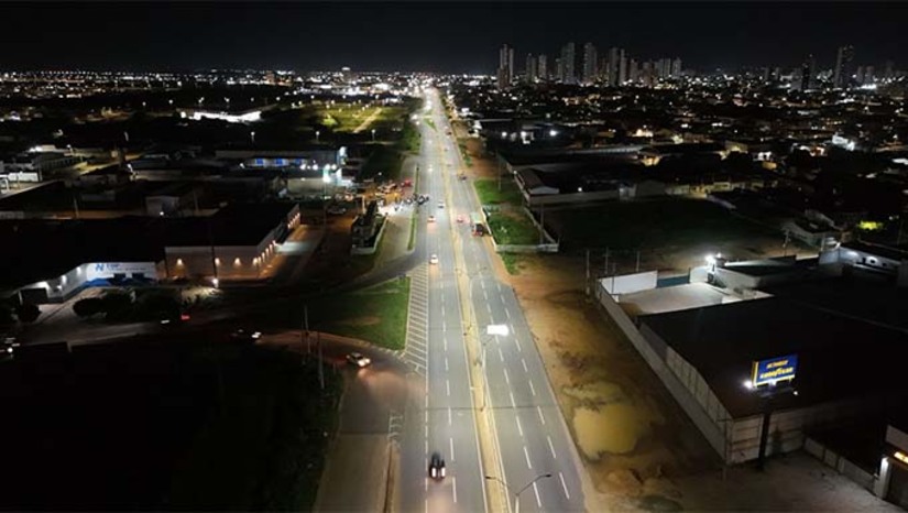 Imagem 1 -  O compromisso foi assumido por Allyson no dia 24 de fevereiro, durante evento no Sumaré. A obra foi iniciada por meio da Secretaria de Serviços Urbanos, e o primeiro trecho iluminado foi entregue nesta segunda-feira. “Está iluminado e entregue ao nosso povo. Isso é histórico para a cidade de Mossoró. Passamos cinco anos solicitando ao Governo Federal, que não realizou, mas a Prefeitura de Mossoró se comprometeu, elaborou o projeto, apresentou ao DNIT e conseguiu executar”, disse Allyson.