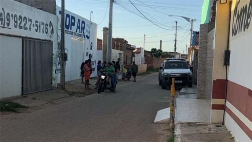 Imagem 1 - A vítima foi identificada como Antônio Kelesandro da Silva Feitosa, de 34 anos, mais conhecido como “Cajaca”, natural de Governador Dix-Sept Rosado. De acordo com as primeiras informações, ele foi encontrado sem vida dentro de uma residência, apresentando sinais de violência. A área foi isolada pela Polícia Militar para a realização dos procedimentos periciais. O corpo deverá ser removido pela Polícia Científica. O caso será investigado pela Polícia Civil. Imagem 1 - A vítima foi identificada como Antônio Kelesandro da Silva Feitosa, de 34 anos, mais conhecido como “Cajaca”, natural de Governador Dix-Sept Rosado. De acordo com as primeiras informações, ele foi encontrado sem vida dentro de uma residência, apresentando sinais de violência. A área foi isolada pela Polícia Militar para a realização dos procedimentos periciais. O corpo deverá ser removido pela Polícia Científica. O caso será investigado pela Polícia Civil.