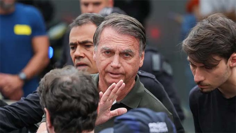 Imagem 1 - Moraes atendeu ao pedido feito pela defesa do ex-presidente. Segundo os advogados, Bolsonaro não tem condições de voltar para a prisão devido ao agravamento de seus problemas de saúde. A domiciliar passará a ser cumprida após Bolsonaro receber alta do Hospital DF Star, em Brasília, onde recupera de um quadro de pneumonia bacteriana desde o dia 13. Conforme a decisão de Moraes, a domiciliar terá prazo inicial de 90 dias. Após o prazo, a manutenção do benefício deverá ser reanalisado pelo ministro, que poderá solicitar nova perícia médica. Imagem 1 - Moraes atendeu ao pedido feito pela defesa do ex-presidente. Segundo os advogados, Bolsonaro não tem condições de voltar para a prisão devido ao agravamento de seus problemas de saúde. A domiciliar passará a ser cumprida após Bolsonaro receber alta do Hospital DF Star, em Brasília, onde recupera de um quadro de pneumonia bacteriana desde o dia 13. Conforme a decisão de Moraes, a domiciliar terá prazo inicial de 90 dias. Após o prazo, a manutenção do benefício deverá ser reanalisado pelo ministro, que poderá solicitar nova perícia médica.