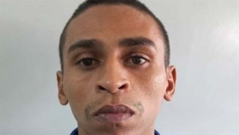 Imagem 1 - Cristiano Melo de Mendonça foi morto a tiros na noite de terça-feira (24), na Avenida Raimundo Gonçalves, em Grossos-RN. Ele trafegava de bicicleta com a esposa na garupa quando foi abordado por dois homens em uma moto, que mandaram a mulher correr e, em seguida, efetuaram diversos disparos. A vítima morreu no local, atingida por mais de 10 tiros de pistola calibre 9mm, segundo a perícia. O crime será investigado pela Polícia Civil, e até o momento não há informações sobre os suspeitos ou motivação Imagem 1 - Cristiano Melo de Mendonça foi morto a tiros na noite de terça-feira (24), na Avenida Raimundo Gonçalves, em Grossos-RN. Ele trafegava de bicicleta com a esposa na garupa quando foi abordado por dois homens em uma moto, que mandaram a mulher correr e, em seguida, efetuaram diversos disparos. A vítima morreu no local, atingida por mais de 10 tiros de pistola calibre 9mm, segundo a perícia. O crime será investigado pela Polícia Civil, e até o momento não há informações sobre os suspeitos ou motivação