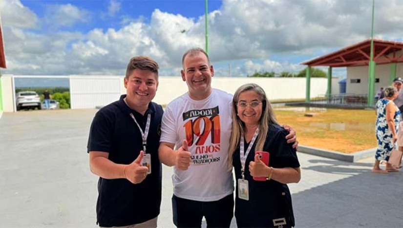 Imagem 1 -  A nova unidade escolar, localizada na comunidade Santa Rosa II zona rural de Apodi, chega com uma estrutura moderna, pensada paragarantir mais conforto, inclusão e qualidade no processo de aprendizagem dosalunos. Com um investimento superior a R$ 1,5 milhão em recursos próprios, aescola conta com salas de aula amplas, climatizadas e totalmente equipadas,além de toda a mobília nova, garantindo um ambiente adequado e acolhedor paraestudantes e professores. “Investir em educação é investir no futuro da nossagente”, destacou o prefeito Sabino