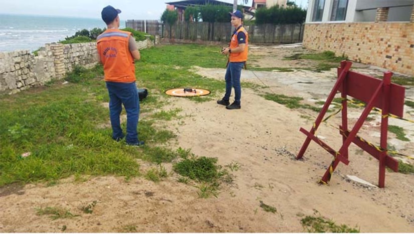 Imagem 1 -  A ação teve como foco principal a avaliação do local, um importante símbolo turístico do município, que vem apresentando episódios recentes de movimentação geológica e instabilidade.  Durante a visita, os técnicos realizaram um sobrevoo detalhado na área, além de uma análise de percepção de risco diretamente no local e em suas proximidades.  O apoio da Defesa Civil Estadual visa oferecer ao município um embasamento técnico sólido e direcionamentos estratégicos sobre as medidas de segurança que devem ser adotadas na região.