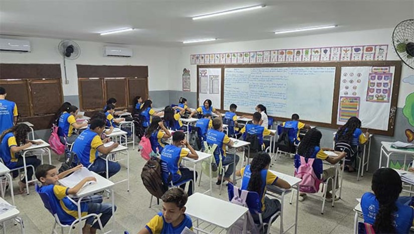 Imagem 1 - De acordo com o cronograma, nesta quarta-feira (25) os estudantes realizam a prova de Língua Portuguesa – Leitura. Na quinta-feira (26), será aplicada a avaliação de Língua Portuguesa – Escrita. Já na sexta-feira (27), os alunos serão avaliados em Matemática. A aplicação das provas é considerada fundamental para o planejamento pedagógico da rede municipal, contribuindo para o acompanhamento do desempenho escolar e para a construção de políticas públicas educacionais mais assertivas. Imagem 1 - De acordo com o cronograma, nesta quarta-feira (25) os estudantes realizam a prova de Língua Portuguesa – Leitura. Na quinta-feira (26), será aplicada a avaliação de Língua Portuguesa – Escrita. Já na sexta-feira (27), os alunos serão avaliados em Matemática. A aplicação das provas é considerada fundamental para o planejamento pedagógico da rede municipal, contribuindo para o acompanhamento do desempenho escolar e para a construção de políticas públicas educacionais mais assertivas.
