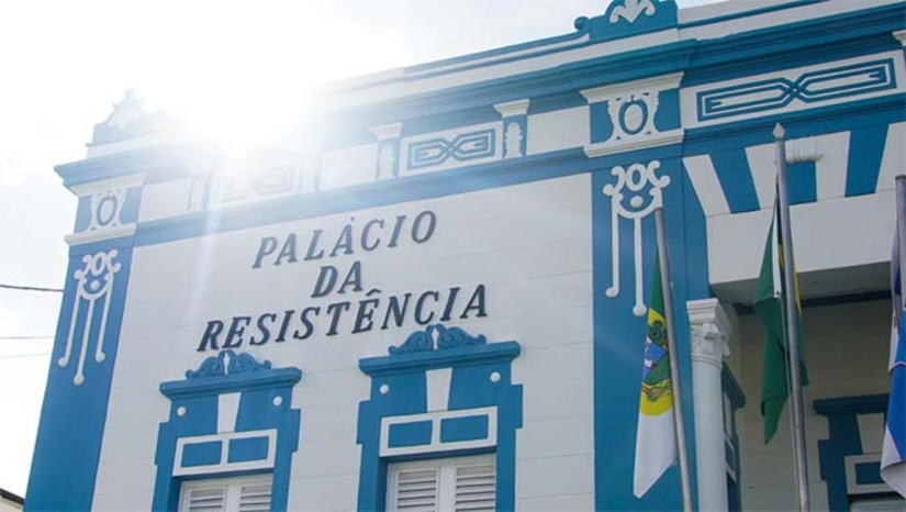 Imagem 1 -  Mossoró terá novo prefeito a partir desta sexta-feira (27). A programação contará com dois momentos. O primeiro, de caráter extraordinário, está agendado para às 16h, no plenário daCâmara, e será destinada à leitura da carta de renúncia do prefeito de Mossoró, Allyson Bezerra. Em seguida, será realizada sessão solene para a posse do vice-prefeito, Marcos Medeiros, que assumirá o cargo de prefeito em decorrência da vacância. A solenidade acontecerá às 18h, no Teatro Municipal Dix-Huit Rosado.