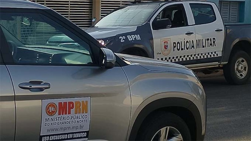 Imagem 1 - O MPRN deflagrou a Operação Detox em Upanema, com apoio das polícias Civil e Militar. A ação é um desdobramento da operação Game Over realizada em dezembro de 2025, após perícia do material apreendido na época. A análise de provas indicou novas articulações do grupo criminoso bem como possível posse ilegal de armas de fogo. Ao todo, duas pessoas foram presas em flagrante pelos crimes de tráfico de drogas e uma delas também por manter em cativeiro espécime de fauna silvestre. Na ação, foram apreendidos dinheiro fracionado e equipamentos eletrônicos, incluindo balanças de precisão e uma maquineta de cartão. Imagem 1 - O MPRN deflagrou a Operação Detox em Upanema, com apoio das polícias Civil e Militar. A ação é um desdobramento da operação Game Over realizada em dezembro de 2025, após perícia do material apreendido na época. A análise de provas indicou novas articulações do grupo criminoso bem como possível posse ilegal de armas de fogo. Ao todo, duas pessoas foram presas em flagrante pelos crimes de tráfico de drogas e uma delas também por manter em cativeiro espécime de fauna silvestre. Na ação, foram apreendidos dinheiro fracionado e equipamentos eletrônicos, incluindo balanças de precisão e uma maquineta de cartão.