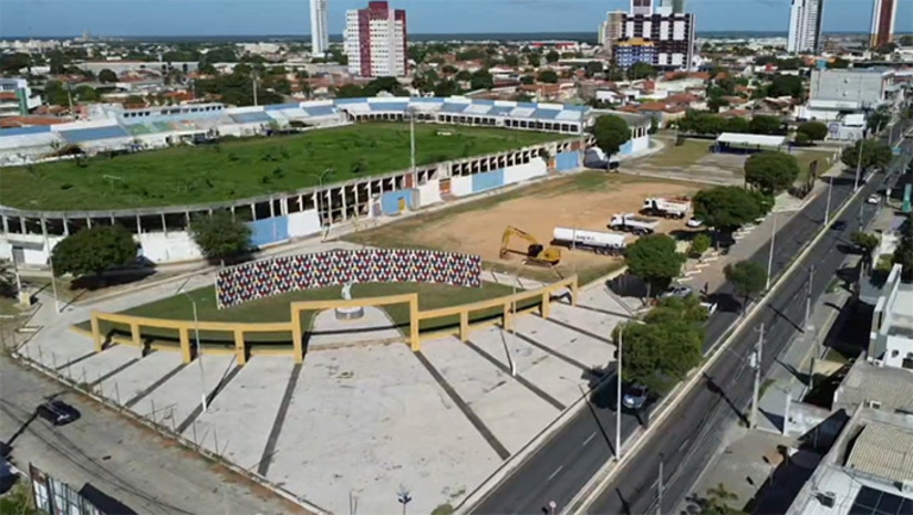 Imagem 1 -  Liga Desportiva Mossoroense, através do advogado Tomaz Neto, pediu que a Justiça determinasse a imediata suspensão de construção do novo Nogueirão, do supermercado, shopping, praça de alimentação e um Centro de Convenções. Alegou que existe erros no processo de reversão de doação do imóvel a LDM. O juiz negou o pedido e determinou que a Prefeitura apresentasse sua versão para os fatos em 72 horas, prazo que termina nesta sexta-feira, 27 de março de 2026.