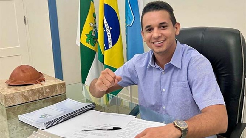 Imagem 1 -  O prefeito de Allyson Bezerra convocou mais 147 aprovados em concursos públicos, totalizando 905 chamados durante sua gestão. As nomeações contemplam áreas essenciais como saúde, educação e assistência social. Na saúde, mais de 550 profissionais já foram convocados e atuam em novas UBSs e no hospital municipal. O prefeito destacou que os novos servidores chegam com todos os direitos garantidos e salários em dia, reforçando o compromisso da gestão com a valorização do funcionalismo público.