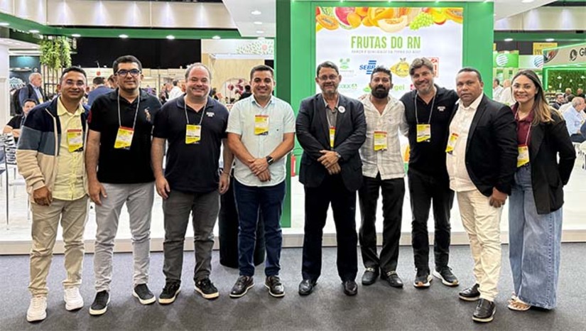 Imagem 1 - Durante a Fruit Attraction, em São Paulo, o prefeito de Serra do Mel Kênio Azevedo participou de uma reunião estratégica com um grupo de empresários do Rio de Janeiro interessados na amêndoa da castanha de caju produzida no município. A proposta é utilizar a amêndoa na produção de leites vegetais, com foco na exportação para a Índia, especialmente para o público vegetariano, um mercado em expansão no cenário internacional. O movimento abre novas possibilidades para os produtores, agregando valor ao produto. “Essa é uma oportunidade real de gerar renda e fortalecer ainda mais o nosso produtor”, afirmou o prefeito. Imagem 1 - Durante a Fruit Attraction, em São Paulo, o prefeito de Serra do Mel Kênio Azevedo participou de uma reunião estratégica com um grupo de empresários do Rio de Janeiro interessados na amêndoa da castanha de caju produzida no município. A proposta é utilizar a amêndoa na produção de leites vegetais, com foco na exportação para a Índia, especialmente para o público vegetariano, um mercado em expansão no cenário internacional. O movimento abre novas possibilidades para os produtores, agregando valor ao produto. “Essa é uma oportunidade real de gerar renda e fortalecer ainda mais o nosso produtor”, afirmou o prefeito.