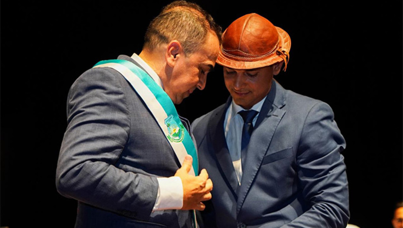   Prefeito Allyson Bezerra renunciou ao cargo para concorrer ao Governo do Estado nas eleições de outubro de 2026. Em seu discurso de despedida do cargo, Allyson Bezerra falou que Marcos Medeiros vai conseguir fazer mais do que ele a frente da Prefeitura, pois encontrou a gestão saneada. Marcos Medeiros pediu empenho de toda a equipe para atender a todos os anseios da população de Mossoró.