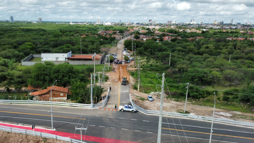 Imagem 1 - Trecho teve aumento significativo no número de veículos passando após a inauguração do Complexo Viário 15 de Março, sendo necessário fazer o reforço na via de acesso a cidade, através da Rua Marechal Deodoro da Fonseca. O trabalho começou neste final de semana e deve ser concluído em 60 dias. O investimento será de mais ou menos R$ 1 milhão de reais, segundo relata o prefeito Marcos Medeiros em seu primeiro dia de trabalho como prefeito de Mossoró. Imagem 1 - Trecho teve aumento significativo no número de veículos passando após a inauguração do Complexo Viário 15 de Março, sendo necessário fazer o reforço na via de acesso a cidade, através da Rua Marechal Deodoro da Fonseca. O trabalho começou neste final de semana e deve ser concluído em 60 dias. O investimento será de mais ou menos R$ 1 milhão de reais, segundo relata o prefeito Marcos Medeiros em seu primeiro dia de trabalho como prefeito de Mossoró.