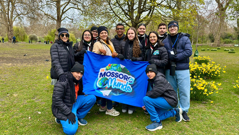 Imagem 1 -  Os alunos da Rede Municipal de Ensino de Mossoró que integram o programa “De Mossoró para o Mundo” iniciaram, neste domingo (29), o intercâmbio em Londres, na Inglaterra. Ao longo do dia, os estudantes e professores conheceram locais emblemáticos como o Palácio de Buckingham, o Big Ben, além de outros marcos que integram a história de Londres.  O programa “De Mossoró para o Mundo” foi um dos programas criados na gestão Allyson Bezerra como meio de incentivar o aprendizado e também o ensino.