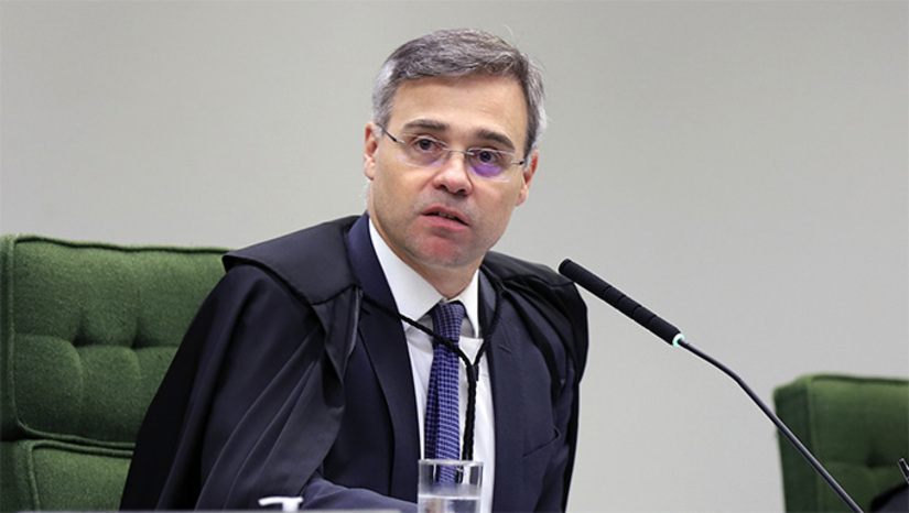 Imagem 1 -  “Isso é errado, isso não se faz”. Essas foram as palavras mais leves do ministro do STF André Mendonça sobre parlamentares e assessores da CPMI do INSS que tiveram acesso à sala-cofre da Comissão, em seu discurso na sessão plenária da Corte do último dia 26 (Quinta-feira), ao defender seu voto vencido pela prorrogação da CPMI. Conforme publicou a Coluna em 1ª mão no dia 19 de março, Mendonça lacrou a sala e proibiu acesso de qualquer um – de senadores a asseclas – porque descobriu que alguns deles usaram os óculos Ray-Ban Meta Wayfarer 2ª Geração (R$ 4 mil na praça), com microcâmera, para filmar e fotografar imagens e vídeos dos documentos sigilosos do inquérito da Polícia Federal, em especial as do “banqueiro” Daniel Vorcaro. Veja Mais na COLUNA ESPLANADA
