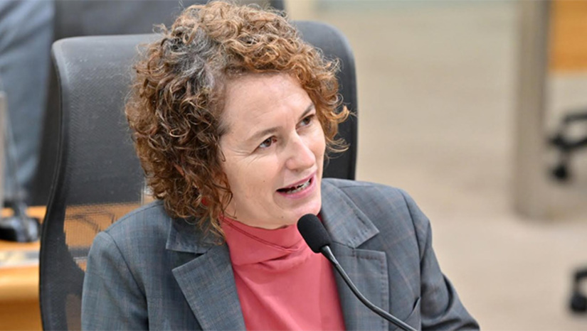 Imagem 1 -  O projeto de lei “Ainda Estamos Aqui”, de autoria da deputada estadual Isolda Dantas, do PT, entrará em discussão na Assembléia Legislativa do RN. “Essa lei é sobre dizer, de forma clara, que o RN não aceita homenagear torturador. Que os nossos espaços devem refletir valores democráticos, respeito à vida e compromisso com a verdade”, explica a deputada. O Ministério Público Federal (MPF) vai à Justiça para apagar marcas da ditadura militar em ruas e bens de Natal e orienta pela aprovação de projetos como o proposto pela deputada Isolda Dantas.