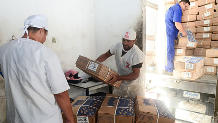Imagem 1 - A Prefeitura de Mossoró vai disponibilizar 40 toneladas de peixe durante a Semana Santa, com venda em 15 pontos espalhados pela zona urbana e rural. A comercialização começa na quarta-feira (1º) e segue até sexta-feira (3), ao preço de R$ 10 o quilo, com limite de 4 kg por pessoa. A ação, realizada pelo programa “Peixe Popular”, busca garantir alimento de qualidade a preço acessível para a população. Imagem 1 - A Prefeitura de Mossoró vai disponibilizar 40 toneladas de peixe durante a Semana Santa, com venda em 15 pontos espalhados pela zona urbana e rural. A comercialização começa na quarta-feira (1º) e segue até sexta-feira (3), ao preço de R$ 10 o quilo, com limite de 4 kg por pessoa. A ação, realizada pelo programa “Peixe Popular”, busca garantir alimento de qualidade a preço acessível para a população.