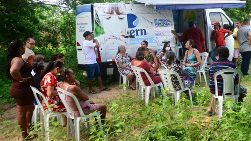 Imagem 1 - Uma ação conjunta entre Prefeitura de Mossoró, Agência Reguladora dos Serviços Públicos de Mossoró e Caern implantou o abastecimento regular de água na comunidade Boa Fé, zona rural. Com reforço hídrico da barragem de Santa Cruz, foi possível ampliar o fornecimento, que antes era insuficiente, eliminando a dependência de carros-pipa. A Prefeitura instalou a rede de distribuição e a Caern os hidrômetros, beneficiando cerca de 55 residências, que agora passam a ter água encanada e fornecimento regular. Imagem 1 - Uma ação conjunta entre Prefeitura de Mossoró, Agência Reguladora dos Serviços Públicos de Mossoró e Caern implantou o abastecimento regular de água na comunidade Boa Fé, zona rural. Com reforço hídrico da barragem de Santa Cruz, foi possível ampliar o fornecimento, que antes era insuficiente, eliminando a dependência de carros-pipa. A Prefeitura instalou a rede de distribuição e a Caern os hidrômetros, beneficiando cerca de 55 residências, que agora passam a ter água encanada e fornecimento regular.