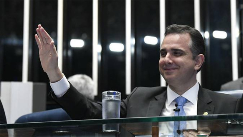 Imagem 1 - O caminho político das montanhas alterosas, 2º colégio eleitoral do Brasil, vai se abrindo para o senador Rodrigo Pacheco como candidato do presidente Lula da Silva em Minas Gerais. Discretamente, Pacheco tem articulado uma frente tão ampla que pode derrubar qualquer tabu das últimas décadas da política mineira. Nome do PSD ao Governo, o senador conversa com PT e PSDB. O senador Cleitinho (Rep), citado como potencial nome na disputa, ficará na sua. É um jovem estreante e não quer holofotes nem briga, diante da sua aliança política com o deputado Euclydes Petersen (Rep) que poderia lhe render pedras nessa trilha. A decisão de Nikolas Ferreira (PL), sonho de Flávio Bolsonaro para o Governo, ainda é um mistério. Imagem 1 - O caminho político das montanhas alterosas, 2º colégio eleitoral do Brasil, vai se abrindo para o senador Rodrigo Pacheco como candidato do presidente Lula da Silva em Minas Gerais. Discretamente, Pacheco tem articulado uma frente tão ampla que pode derrubar qualquer tabu das últimas décadas da política mineira. Nome do PSD ao Governo, o senador conversa com PT e PSDB. O senador Cleitinho (Rep), citado como potencial nome na disputa, ficará na sua. É um jovem estreante e não quer holofotes nem briga, diante da sua aliança política com o deputado Euclydes Petersen (Rep) que poderia lhe render pedras nessa trilha. A decisão de Nikolas Ferreira (PL), sonho de Flávio Bolsonaro para o Governo, ainda é um mistério.