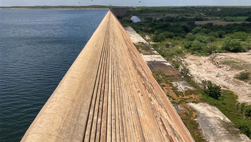 Imagem 1 - Relatório do IGARN mostra que os reservatórios do RN estão com 40,12% da capacidade total. Houve aumento no volume de água em 19 reservatórios, com destaque para Malhada Vermelha que está com 70,10% e Riachão com 94,63% de sua capacidade total. Entre os principais mananciais, Oiticica apresenta 37,27%, Santa Cruz do Apodi com 53,74% e Umari com 48,83% da sua capacidade total. A barragem Armando Ribeiro Gonçalves não teve recarga. Apesar das melhorias, 19 reservatórios seguem em situação crítica, com menos de 10% da capacidade. Imagem 1 - Relatório do IGARN mostra que os reservatórios do RN estão com 40,12% da capacidade total. Houve aumento no volume de água em 19 reservatórios, com destaque para Malhada Vermelha que está com 70,10% e Riachão com 94,63% de sua capacidade total. Entre os principais mananciais, Oiticica apresenta 37,27%, Santa Cruz do Apodi com 53,74% e Umari com 48,83% da sua capacidade total. A barragem Armando Ribeiro Gonçalves não teve recarga. Apesar das melhorias, 19 reservatórios seguem em situação crítica, com menos de 10% da capacidade.