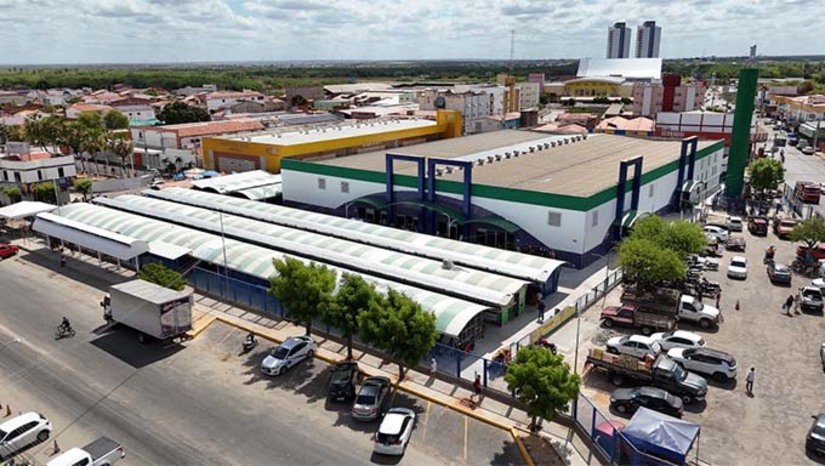 Imagem 1 - A logística de venda nos mercados iniciará na quarta-feira (1º), a partir das 7h, até a sexta-feira (3), ao meio-dia. O Mercado da Cobal, no bairro Paredões, o Centro Comercial, no bairro Abolição II, e o Mercado do bairro Bom Jardim foram os locais selecionados. O pescado estará disponível à população no valor de R$ 10, o quilo, mesmo valor dos anos anteriores. Cada pessoa poderá adquirir até 4 quilos, ampliando o alcance do programa, permitindo que mais famílias sejam beneficiadas. Para este ano, serão disponibilizadas 40 toneladas do pescado. Imagem 1 - A logística de venda nos mercados iniciará na quarta-feira (1º), a partir das 7h, até a sexta-feira (3), ao meio-dia. O Mercado da Cobal, no bairro Paredões, o Centro Comercial, no bairro Abolição II, e o Mercado do bairro Bom Jardim foram os locais selecionados. O pescado estará disponível à população no valor de R$ 10, o quilo, mesmo valor dos anos anteriores. Cada pessoa poderá adquirir até 4 quilos, ampliando o alcance do programa, permitindo que mais famílias sejam beneficiadas. Para este ano, serão disponibilizadas 40 toneladas do pescado.