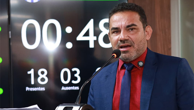   Entre as ações citadas, Alex do Frango destacou programas como o Incluir, voltado para pessoas com deficiência; o Mossoró para o Mundo; o Partiu Brasil e o Partiu Mundo, que proporcionam novas experiências a estudantes; além do Prêmio Ideb, que incentiva o desempenho escolar. “Tenho muito orgulho de ter liderado essa bancada, que aprovou projetos importantes que hoje transformam a realidade da nossa cidade”, afirmou.