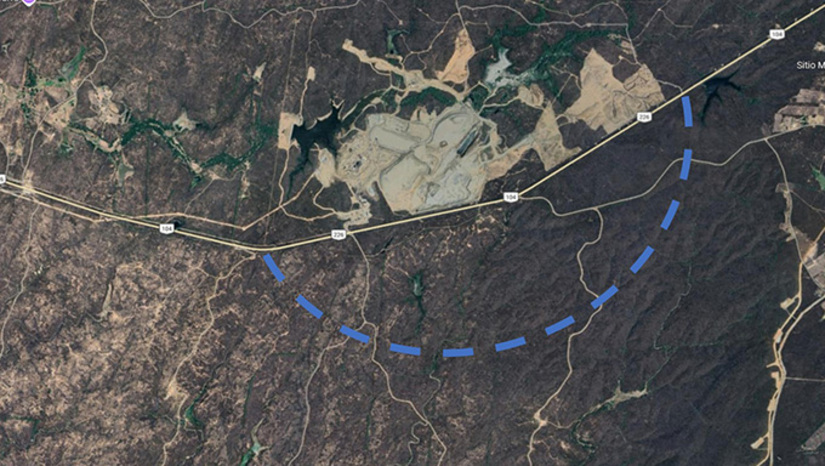Imagem 1 - O DNIT assinou o tratado para a Aura Minerals mudar a rota da BR 226, entre as cidades de Currais Novos e Santa Cruz, no dia 3 de março de 2026. A contar desta data, a mineradora canadense tem 730 dias para fazer os projetos, conseguir as licenças e executar as obras, com recursos próprios. Com a mudança de rota da BR 226, a expectativa é que sejam produzidas 20 toneladas de ouro ao ano por duas décadas. Com previsão de investimento de 188 milhões de dólares, as obras começaram em outubro de 2025. A mancha branca no mapa mostra o tamanho da cratera na natureza aberta em apenas 5 meses de trabalho. Imagem 1 - O DNIT assinou o tratado para a Aura Minerals mudar a rota da BR 226, entre as cidades de Currais Novos e Santa Cruz, no dia 3 de março de 2026. A contar desta data, a mineradora canadense tem 730 dias para fazer os projetos, conseguir as licenças e executar as obras, com recursos próprios. Com a mudança de rota da BR 226, a expectativa é que sejam produzidas 20 toneladas de ouro ao ano por duas décadas. Com previsão de investimento de 188 milhões de dólares, as obras começaram em outubro de 2025. A mancha branca no mapa mostra o tamanho da cratera na natureza aberta em apenas 5 meses de trabalho.