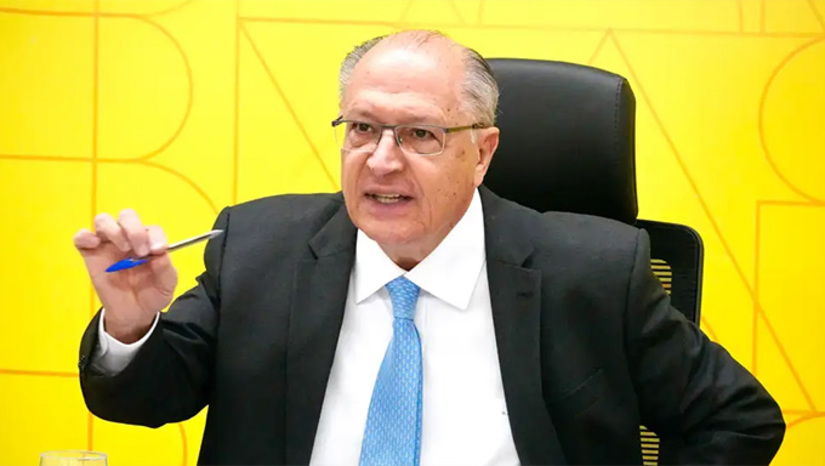 Imagem 1 - Cristão novo no partido, Geraldo Alckmin ainda é visto com indiferença por alguns membros históricos do PSB, e todos sabem que houve um arranjo para fazê-lo vice-presidente de Lula da Silva. A confirmação, nesta semana, de que Alckmin será seu vice – antecipada pela Coluna dia 9 de março – passou em especial por uma conversa do presidente Lula com o jovem João Campos, comandante nacional do PSB. Os socialistas terão chapas com PT em diferentes Estados, mas não em todos. Prova de que a verticalização tentada anos atrás, em regra eleitoral, nunca dará certo no Brasil. Os dois partidos se convenceram de que a dupla vai bem afinada, e que Alckmin é uma boa ponte para o empresariado. No entanto, há também a avaliação de que o vice “morreu” eleitoralmente em São Paulo, seu reduto, após trocar o PSDB onde mantinha o voto tradicional de sua trajetória pela aliança com o petista que muitas vezes criticou quando adversário. Mais, na COLUNA ESPLANADA Imagem 1 - Cristão novo no partido, Geraldo Alckmin ainda é visto com indiferença por alguns membros históricos do PSB, e todos sabem que houve um arranjo para fazê-lo vice-presidente de Lula da Silva. A confirmação, nesta semana, de que Alckmin será seu vice – antecipada pela Coluna dia 9 de março – passou em especial por uma conversa do presidente Lula com o jovem João Campos, comandante nacional do PSB. Os socialistas terão chapas com PT em diferentes Estados, mas não em todos. Prova de que a verticalização tentada anos atrás, em regra eleitoral, nunca dará certo no Brasil. Os dois partidos se convenceram de que a dupla vai bem afinada, e que Alckmin é uma boa ponte para o empresariado. No entanto, há também a avaliação de que o vice “morreu” eleitoralmente em São Paulo, seu reduto, após trocar o PSDB onde mantinha o voto tradicional de sua trajetória pela aliança com o petista que muitas vezes criticou quando adversário. Mais, na COLUNA ESPLANADA