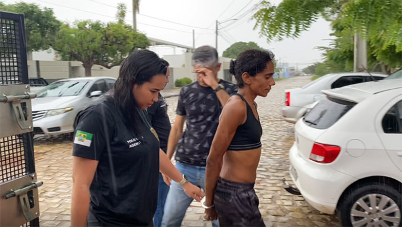 Imagem 1 - Antônia Daiana Holanda dos Santos, de 30 anos, foi presa pelo assassinato de Maria Lusiana Batista da Costa, de 36 anos, crime este ocorrido no dia 15 de março de 2026. Cerca de 30 horas após este crime, a suspeita foi conduzida a Delegacia de Plantão, confessou o crime e mostrou o local onde jogou a mala com o corpo dentro na Avenida Leste Oeste. A suspeita foi ouvida e colocada em liberdade. Nesta quarta-feira, dia 1º de abril de 2026, a Justiça mandou prendê-la preventivamente. Antônia Dayna já se encontra na prisão. Imagem 1 - Antônia Daiana Holanda dos Santos, de 30 anos, foi presa pelo assassinato de Maria Lusiana Batista da Costa, de 36 anos, crime este ocorrido no dia 15 de março de 2026. Cerca de 30 horas após este crime, a suspeita foi conduzida a Delegacia de Plantão, confessou o crime e mostrou o local onde jogou a mala com o corpo dentro na Avenida Leste Oeste. A suspeita foi ouvida e colocada em liberdade. Nesta quarta-feira, dia 1º de abril de 2026, a Justiça mandou prendê-la preventivamente. Antônia Dayna já se encontra na prisão.