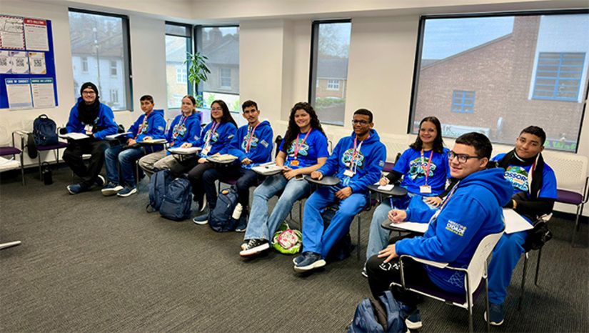Imagem 1 - Desde a chegada à capital inglesa no dia 28 de março, os estudantes têm participado de uma programação que une aprendizado e imersão cultural. Além das aulas na escola Twin International College, os alunos também realizaram visitas a pontos históricos e turísticos de Londres, ampliando o contato com a língua inglesa no dia a dia. Carlos Eduardo, aluno do 9º ano da Escola Municipal Manoel Assis, destaca sua experiência. “Está sendo uma experiência única, viajar pra Londres e estar estudando aqui. Eu espero que eu sirva de inspiração para outras pessoas” Imagem 1 - Desde a chegada à capital inglesa no dia 28 de março, os estudantes têm participado de uma programação que une aprendizado e imersão cultural. Além das aulas na escola Twin International College, os alunos também realizaram visitas a pontos históricos e turísticos de Londres, ampliando o contato com a língua inglesa no dia a dia. Carlos Eduardo, aluno do 9º ano da Escola Municipal Manoel Assis, destaca sua experiência. “Está sendo uma experiência única, viajar pra Londres e estar estudando aqui. Eu espero que eu sirva de inspiração para outras pessoas”