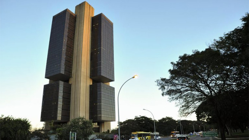Imagem 1 - No momento em que o preço do ouro sobe no mundo e as reservas brasileiras somam US$ 329,73 bilhões (R$ 1,7 trilhão), o Banco Central tem ação pouco convencional: recorre a instituições estrangeiras para adquirir o metal, mesmo o Brasil sendo um dos grandes produtores do planeta. Reservadamente, bancos e outras instituições brasileiras negociadoras questionam o presidente do BC, Gabriel Galípolo, e cobram explicações sobre a política que exclui o mercado doméstico da composição das reservas. Mais, NA COLUNA ESPLANADA Imagem 1 - No momento em que o preço do ouro sobe no mundo e as reservas brasileiras somam US$ 329,73 bilhões (R$ 1,7 trilhão), o Banco Central tem ação pouco convencional: recorre a instituições estrangeiras para adquirir o metal, mesmo o Brasil sendo um dos grandes produtores do planeta. Reservadamente, bancos e outras instituições brasileiras negociadoras questionam o presidente do BC, Gabriel Galípolo, e cobram explicações sobre a política que exclui o mercado doméstico da composição das reservas. Mais, NA COLUNA ESPLANADA