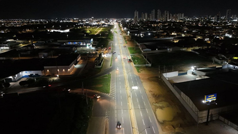 Imagem 1 - O primeiro trecho da rodovia federal a receber iluminação de LED da Prefeitura de Mossoró foi o que fica em frente à rodoviária. Isso ocorreu porque, segundo o prefeito Marcos Medeiros, a PRF informou ser este o ponto onde mais acontecem atropelamentos de ciclistas e pedestres em função da escuridão. Ele destacou que o segundo ponto mais perigoso é a região das Abolições, que será a próxima a receber o novo posteamento e as lâmpadas de LED, já nas próximas semanas Imagem 1 - O primeiro trecho da rodovia federal a receber iluminação de LED da Prefeitura de Mossoró foi o que fica em frente à rodoviária. Isso ocorreu porque, segundo o prefeito Marcos Medeiros, a PRF informou ser este o ponto onde mais acontecem atropelamentos de ciclistas e pedestres em função da escuridão. Ele destacou que o segundo ponto mais perigoso é a região das Abolições, que será a próxima a receber o novo posteamento e as lâmpadas de LED, já nas próximas semanas