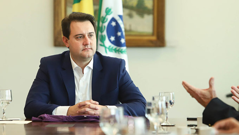 Imagem 1 - Grande parte dos aliados do governador do Paraná, Ratinho Junior, deixou o PSD por outros partidos. Rafael Greca foi para o MDB; Alexandre Curi, presidente da Assembleia, fincou pé no Republicanos etc. Inconformado, o governador manda recados a deputados e prefeitos para evitar debandada. Há quem diga – mas o Governo nega, claro – que haverá dificuldades para liberação de verbas a projetos de desertores. Imagem 1 - Grande parte dos aliados do governador do Paraná, Ratinho Junior, deixou o PSD por outros partidos. Rafael Greca foi para o MDB; Alexandre Curi, presidente da Assembleia, fincou pé no Republicanos etc. Inconformado, o governador manda recados a deputados e prefeitos para evitar debandada. Há quem diga – mas o Governo nega, claro – que haverá dificuldades para liberação de verbas a projetos de desertores.