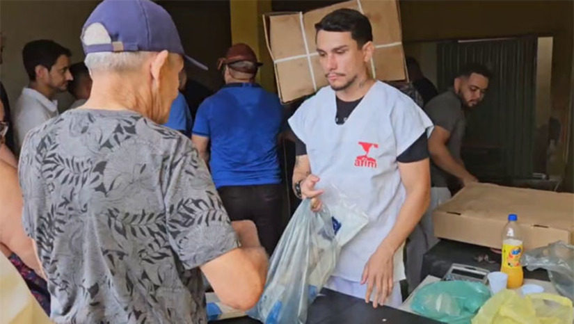 Imagem 1 -  Ao todo, foram comercializados 40 toneladas de corvina ao preço de 10 reais o quilo em 15 pontos distintos, sendo 12 na zona urbana e 3 na zona rural. Cada pessoa podia compar 4 quilos. “O Peixe Popular garante o peixe de forma acessível na mesa das pessoas em um momento de fé e tradição. É um compromisso da gestão municipal apoiar as famílias e fortalecer a segurança alimentar”, destacou Faviano Moreira, secretário de Agricultura e Desenvolvimento Rural.