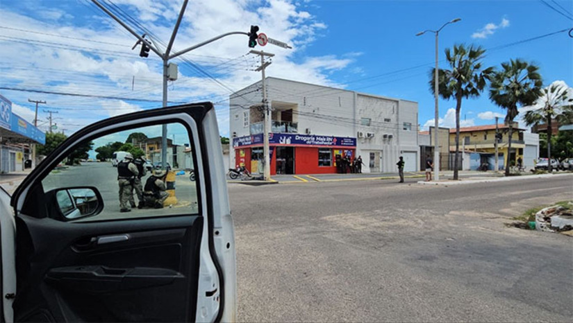 Imagem 1 - Treinamento aconteceu na manhã deste sábado, 4, no cruzamento das ruas Seis de Janeiro com Delfim Moreira, no bairro Santo Antônio, em Mossoró. Ao todo, 23 policiais participaram do treinamento, sendo auxiliados por outros 25 já da corporação e da própria Força Tática, criando uma situação aproximada da realidade. A meta é deixar o policial preparado para situação que se assemelhe no dia a dia, explica o comandante Costa e Silva. Imagem 1 - Treinamento aconteceu na manhã deste sábado, 4, no cruzamento das ruas Seis de Janeiro com Delfim Moreira, no bairro Santo Antônio, em Mossoró. Ao todo, 23 policiais participaram do treinamento, sendo auxiliados por outros 25 já da corporação e da própria Força Tática, criando uma situação aproximada da realidade. A meta é deixar o policial preparado para situação que se assemelhe no dia a dia, explica o comandante Costa e Silva.