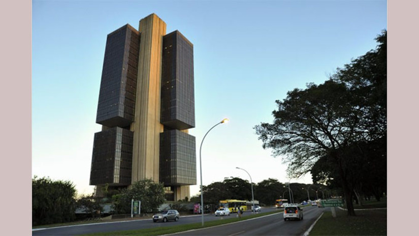 Imagem 1 - “Quais são as razões jurídicas, prudenciais, regulatórias, contábeis, operacionais, logísticas, cambiais, reputacionais e estratégicas que levam o Banco Central do Brasil a não adquirir ouro ativo financeiro no mercado doméstico”. Há 30 anos o BC tem priorizado a compra tímida do ouro no exterior, mas chamou a atenção das corretoras nacionais o grande volume adquirido para reservas no último ano. Hoje, o BC adquire ouro em especial dos EUA, Suíça e Emirados, e as brasileiras vendem principalmente para os países do Oriente Médio. Veja mais na COLUNA ESPLANADA Imagem 1 - “Quais são as razões jurídicas, prudenciais, regulatórias, contábeis, operacionais, logísticas, cambiais, reputacionais e estratégicas que levam o Banco Central do Brasil a não adquirir ouro ativo financeiro no mercado doméstico”. Há 30 anos o BC tem priorizado a compra tímida do ouro no exterior, mas chamou a atenção das corretoras nacionais o grande volume adquirido para reservas no último ano. Hoje, o BC adquire ouro em especial dos EUA, Suíça e Emirados, e as brasileiras vendem principalmente para os países do Oriente Médio. Veja mais na COLUNA ESPLANADA