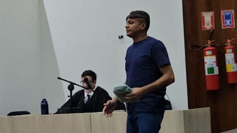 Imagem 1 - Alexandre Viana Freire, de 44 anos, conhecido como "Melão", foi sentenciado a 9 anos e seis meses de prisão pelo assassinato de Luciano Barbosa Florênio, o Roliço, crime este ocorrido na casa da vítima às 17h30 do dia 28 de setembro de 2014, no bairro Aeroporto II, em Mossoró-RN. O júri aconteceu nesta manhã de terça-feira, no Fórum Municipal Desembargador Silveira Martins. O réu teve a prisão preventiva decretada e entregue ao sistema prisional. Imagem 1 - Alexandre Viana Freire, de 44 anos, conhecido como "Melão", foi sentenciado a 9 anos e seis meses de prisão pelo assassinato de Luciano Barbosa Florênio, o Roliço, crime este ocorrido na casa da vítima às 17h30 do dia 28 de setembro de 2014, no bairro Aeroporto II, em Mossoró-RN. O júri aconteceu nesta manhã de terça-feira, no Fórum Municipal Desembargador Silveira Martins. O réu teve a prisão preventiva decretada e entregue ao sistema prisional.