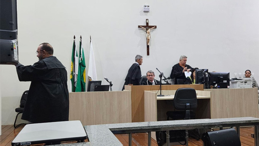 Imagem 1 - Seu Raimundo Miguel da Silva, de 75 anos, tentou contra a vida de Daniel Silva Benício e Expedito Teles de Lima usando uma faca, no dia 18 de agosto de 2021. Ele diz que estava sendo insultado pelas vítimas e reagiu esfaqueando-os. O julgamento começou às 9 horas, sob os cuidados do juiz Vagnos Kelly Figueiredo de Medeiros e terminou ao meio dia, com a decisão do Conselho de Sentença pela absolvição do réu. Imagem 1 - Seu Raimundo Miguel da Silva, de 75 anos, tentou contra a vida de Daniel Silva Benício e Expedito Teles de Lima usando uma faca, no dia 18 de agosto de 2021. Ele diz que estava sendo insultado pelas vítimas e reagiu esfaqueando-os. O julgamento começou às 9 horas, sob os cuidados do juiz Vagnos Kelly Figueiredo de Medeiros e terminou ao meio dia, com a decisão do Conselho de Sentença pela absolvição do réu.